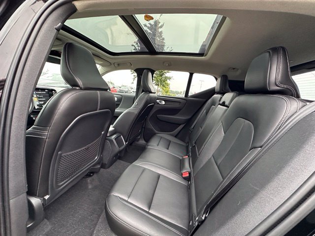 2021 Volvo XC40 Momentum — photo 14 of 28