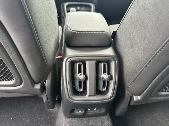 2023 Volvo C40 Recharge Pure Electric Ultimate — photo 18 of 34