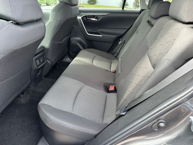 2022 Toyota RAV4 Hybrid XLE — photo 13 of 28