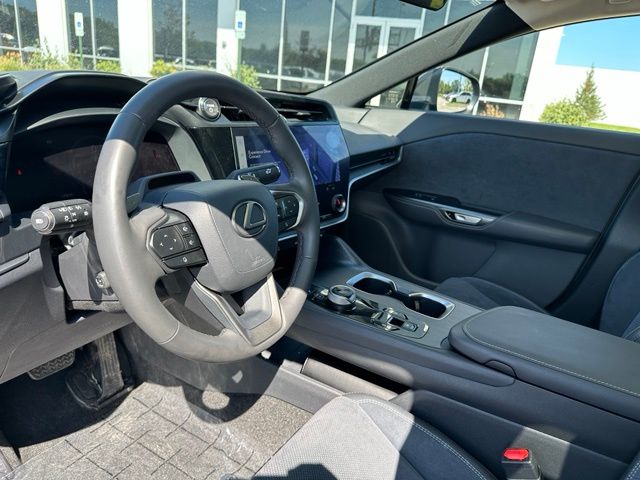 2023 LEXUS RZ 450e Luxury — photo 24 of 32