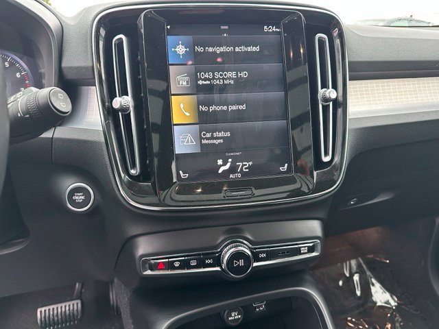 2021 Volvo XC40 Momentum — photo 24 of 28