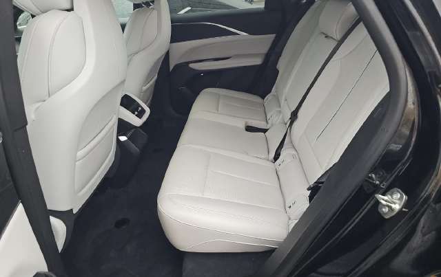2024 Cadillac Lyriq Luxury — photo 9 of 10