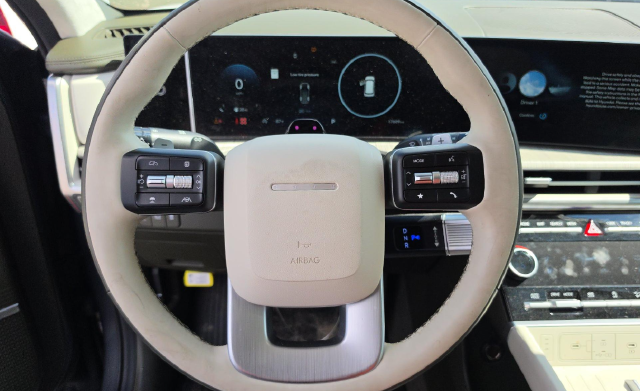 2025 Hyundai Santa Fe Calligraphy — photo 7 of 9