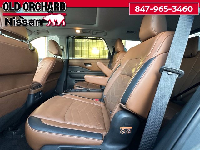 2023 Nissan Pathfinder Platinum — photo 12 of 23