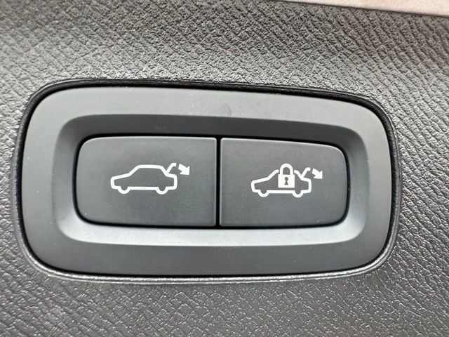 2025 Volvo XC90 B6 Plus 7-Seater — photo 35 of 49