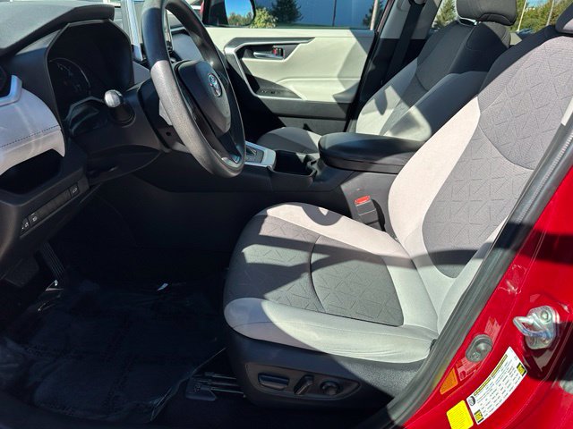 2024 Toyota RAV4 Hybrid XLE — photo 19 of 29
