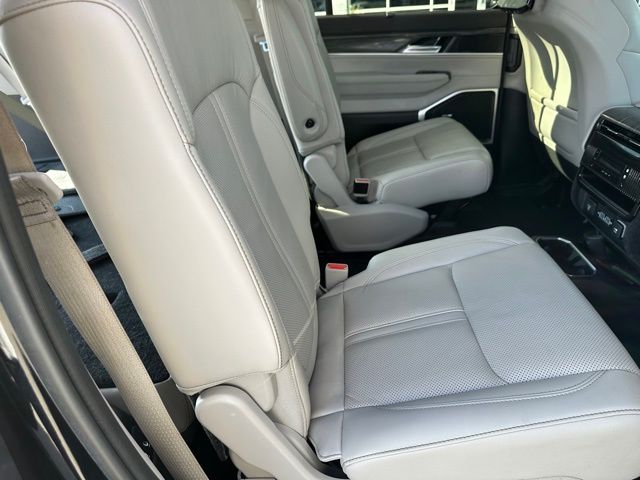 2022 Jeep Wagoneer Series III — photo 11 of 36