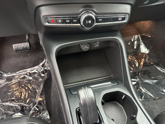 2021 Volvo XC40 Momentum — photo 23 of 28