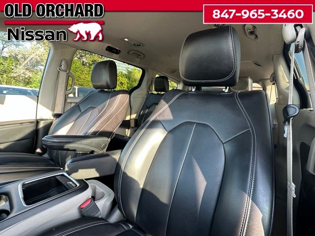 2023 Chrysler Pacifica Touring L — photo 10 of 20