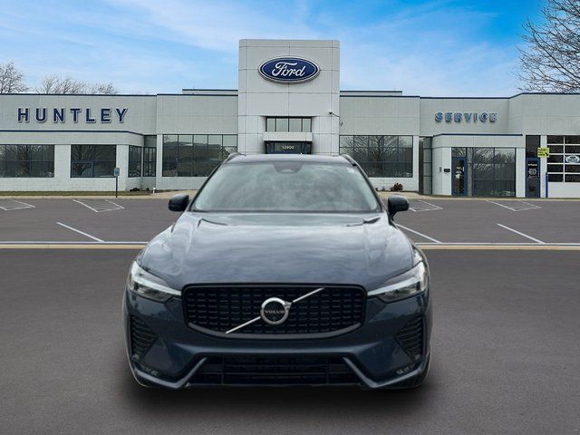2025 Volvo XC60 B5 Plus — photo 3 of 32