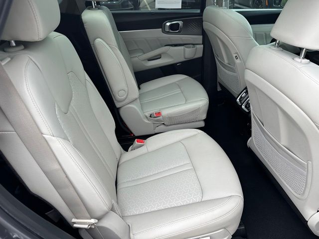 2023 Kia Sorento Hybrid EX — photo 12 of 37