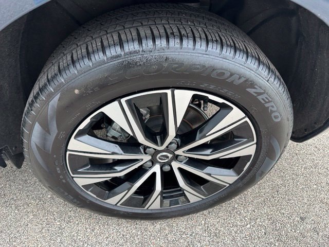 2025 Volvo XC60 B5 Plus — photo 8 of 31