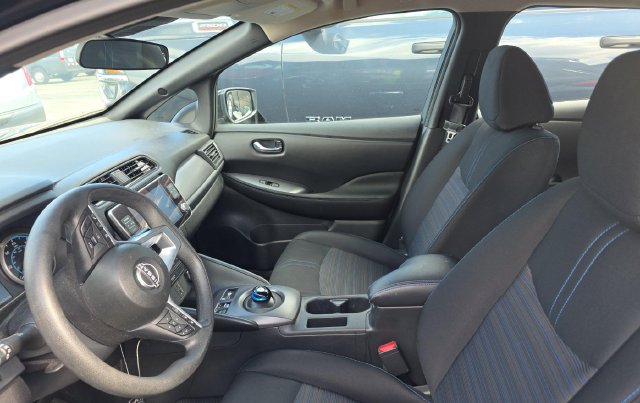 2025 Nissan Leaf S — photo 5 of 8