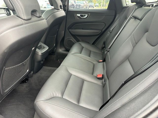 2025 Volvo XC60 B5 Plus — photo 14 of 32