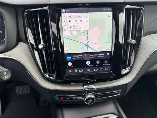 2025 Volvo XC60 B5 Plus — photo 26 of 31