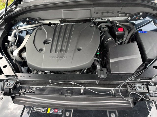 2025 Volvo XC60 B5 Plus — photo 9 of 31