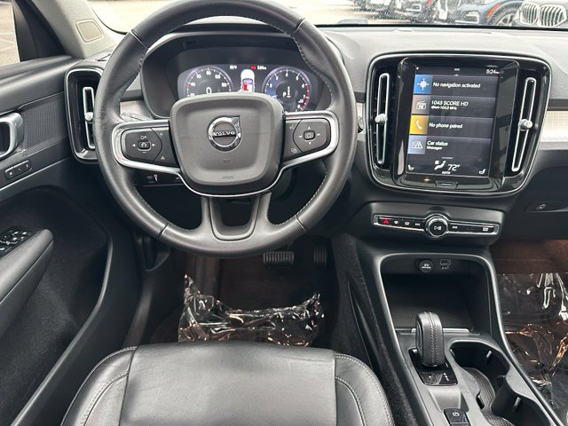 2021 Volvo XC40 Momentum — photo 17 of 28