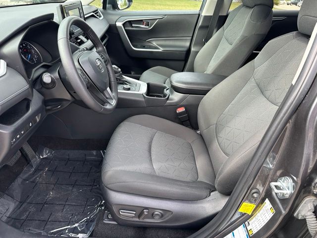 2022 Toyota RAV4 Hybrid XLE — photo 17 of 28