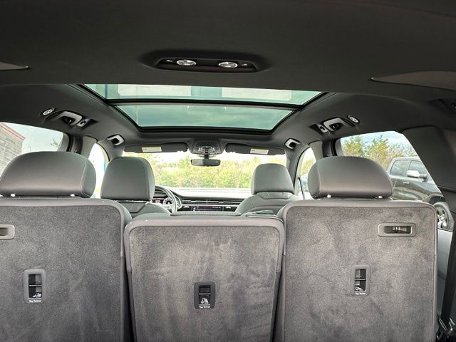 2025 Audi Q7 55 Premium Plus — photo 14 of 34