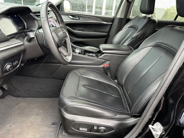 2023 Jeep Grand Cherokee L Limited — photo 17 of 26