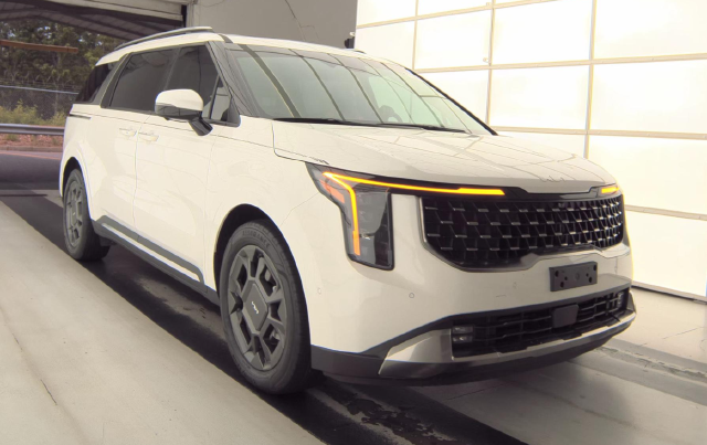 2025 Kia Carnival Hybrid SX — photo 2 of 11
