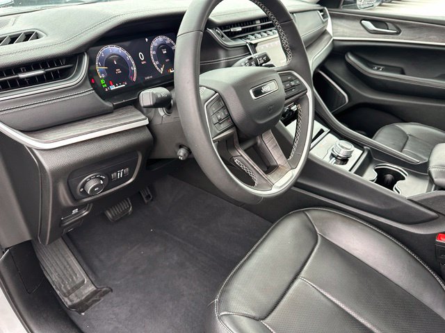2023 Jeep Grand Cherokee Limited — photo 23 of 36