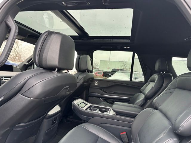 2025 Lincoln Navigator L Reserve — photo 19 of 41