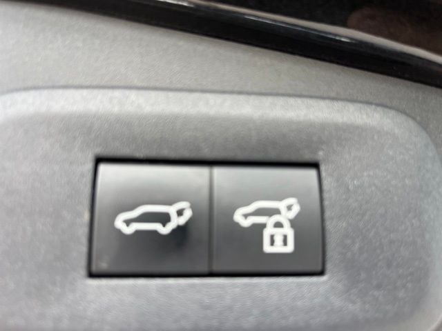 2023 LEXUS RZ 450e Premium — photo 11 of 27