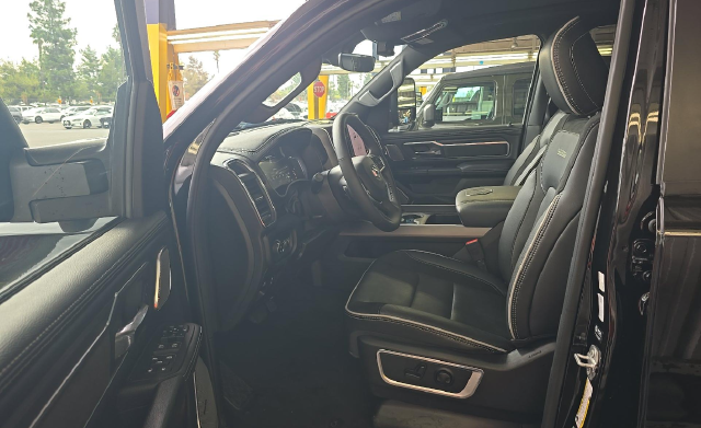 2025 Ram 1500 Laramie — photo 5 of 8