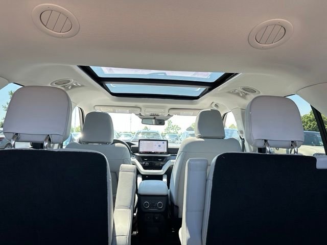 2025 Ford Explorer Platinum — photo 13 of 38