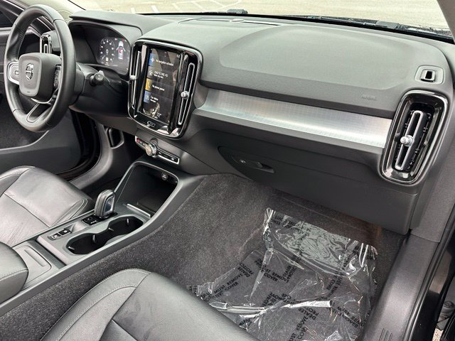 2021 Volvo XC40 Momentum — photo 9 of 28