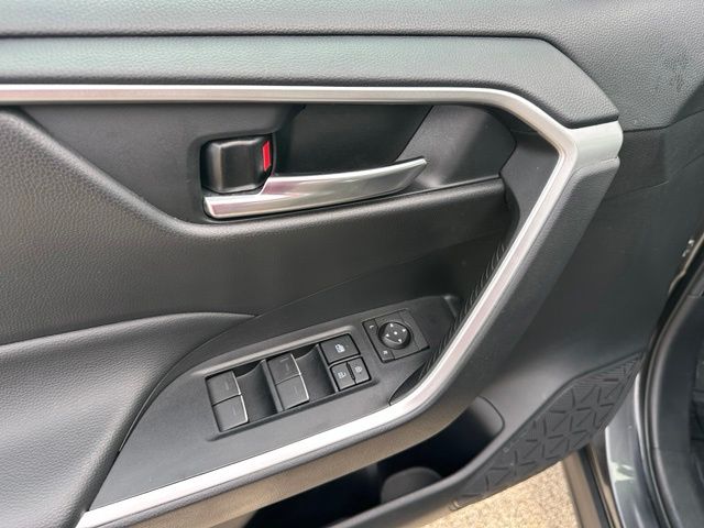 2022 Toyota RAV4 Hybrid XLE — photo 18 of 28