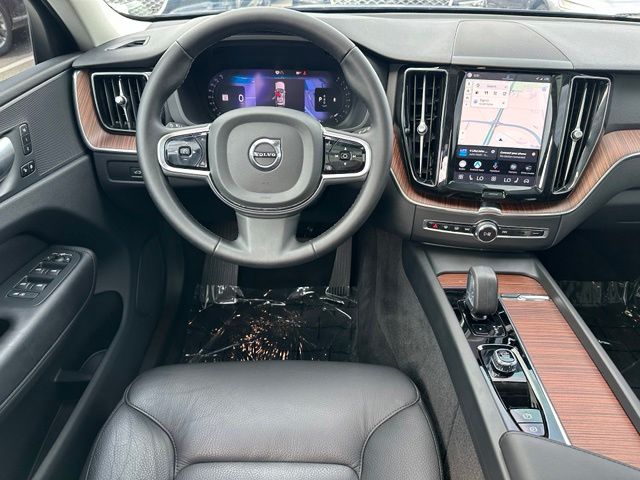 2024 Volvo XC60 B5 Plus Dark Theme — photo 19 of 29