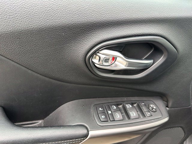 2020 Jeep Cherokee Latitude Plus — photo 17 of 23