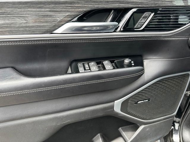 2022 Jeep Wagoneer Series III — photo 18 of 28