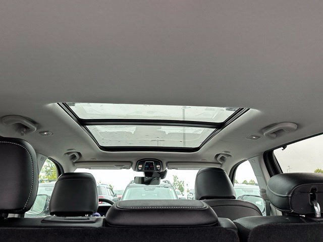 2023 Jeep Grand Cherokee Limited — photo 13 of 36