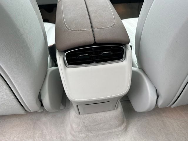 2023 Mercedes-Benz EQS 580 — photo 17 of 31
