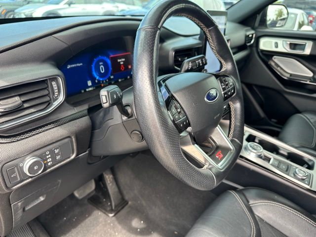 2022 Ford Explorer ST — photo 22 of 33