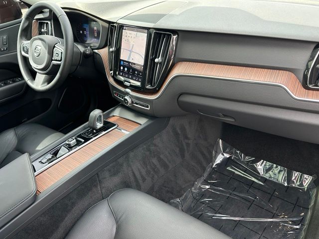 2024 Volvo XC60 B5 Plus Dark Theme — photo 10 of 29