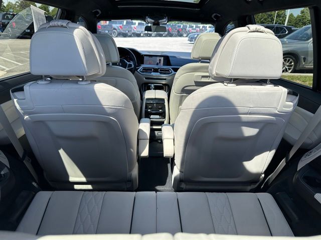 2021 BMW X7 M50i — photo 9 of 31