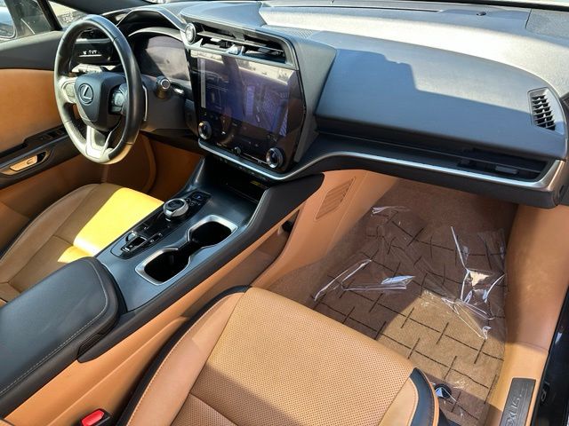 2023 LEXUS RZ 450e Premium — photo 10 of 32