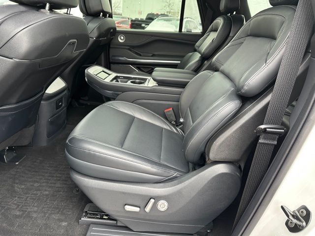 2025 Lincoln Navigator L Reserve — photo 18 of 41