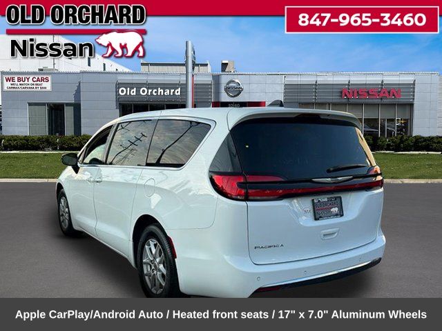 2024 Chrysler Pacifica Touring — photo 8 of 22