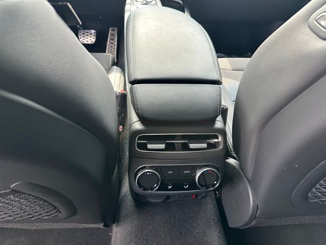 2025 Genesis GV70 2.5T — photo 18 of 43