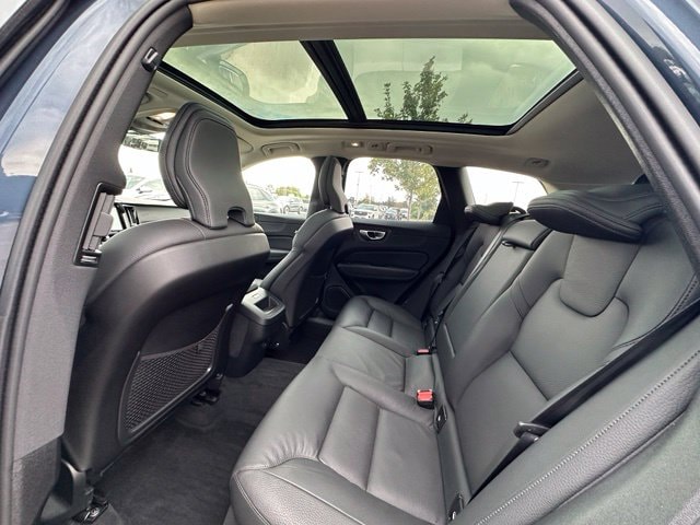 2025 Volvo XC60 B5 Plus — photo 16 of 31