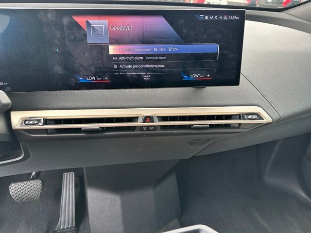 2023 BMW iX M60 — photo 27 of 32
