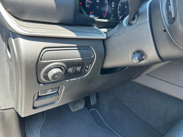 2024 Jeep Wagoneer L Series II — photo 21 of 30
