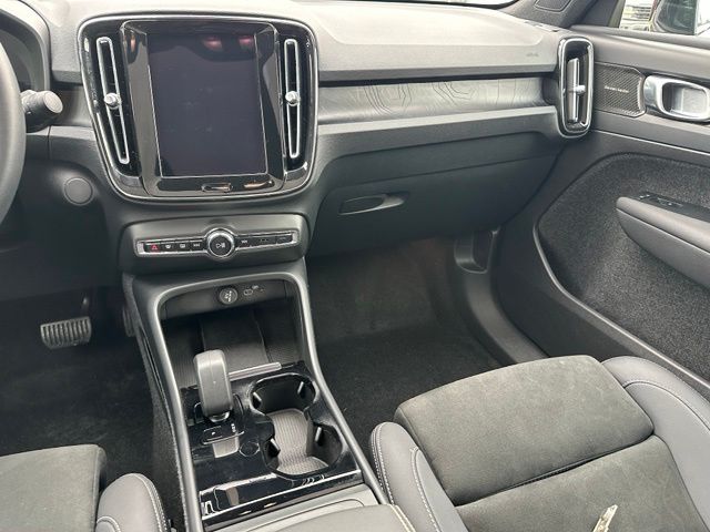 2023 Volvo C40 Recharge Pure Electric Ultimate — photo 20 of 34
