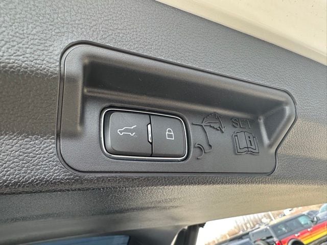 2023 Ford Explorer ST — photo 16 of 33