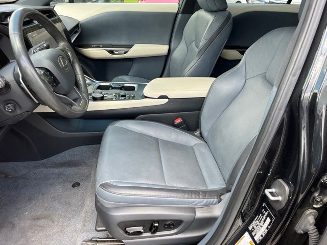 2023 LEXUS RZ 450e Premium — photo 17 of 27